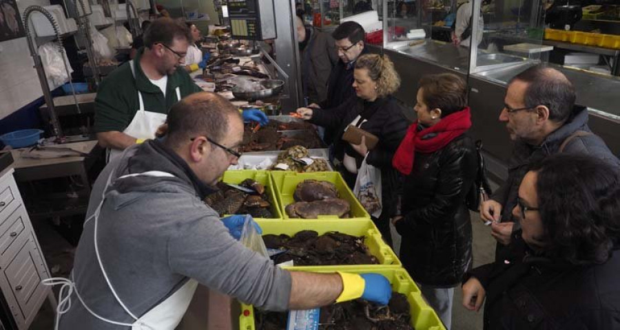 Los mercados municipales ultiman los encargos y compras de última hora para Nochebuena