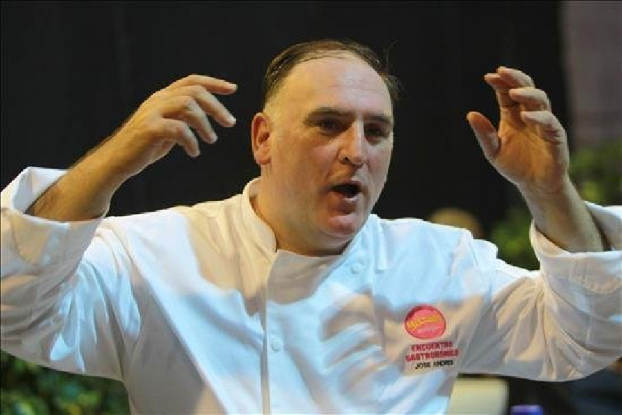 José Andrés imprime humor al discurso de graduación con una decena de famosos