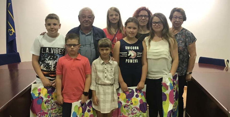 Narón le da la bienvenida a los seis niños de Chernóbil que pasarán el verano con familias de la zona