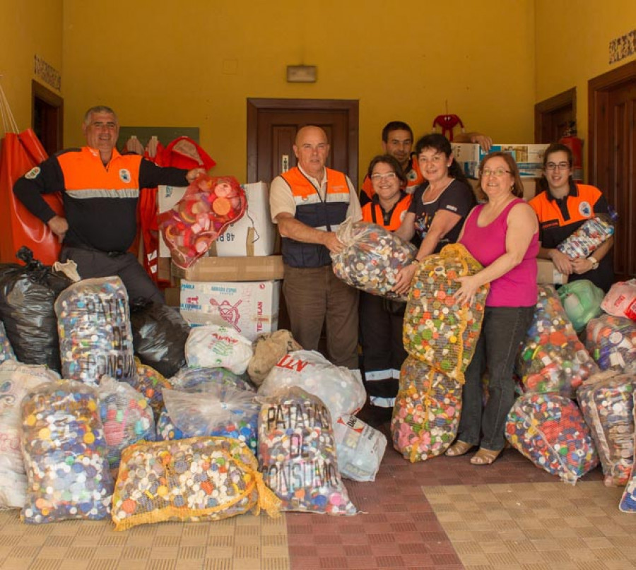 Protección Civil de Valdoviño entrega media tonelada de tapones a Aspanemi