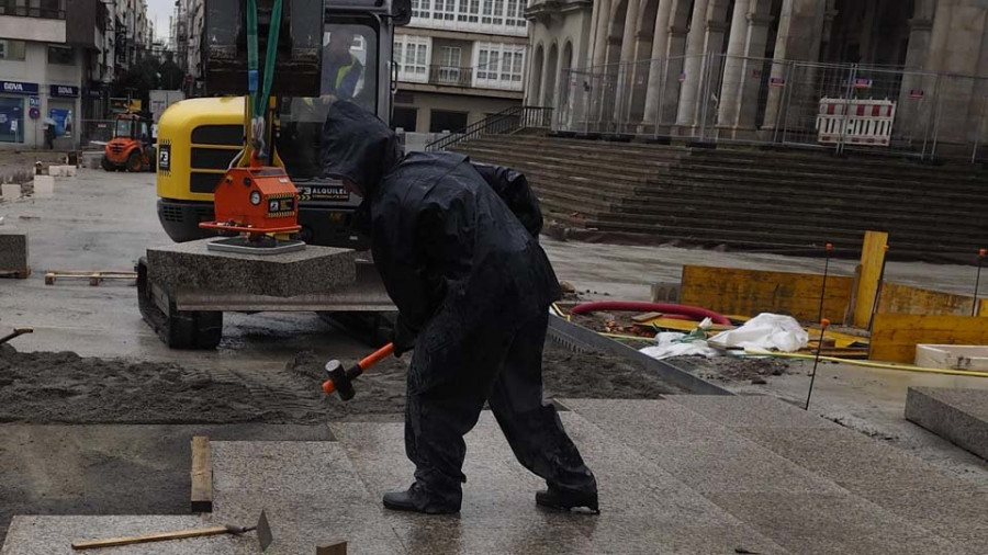 Armas continuará cerrada este mes aunque se habilitará la calle frontal del Concello