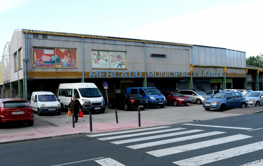 La Policía Local desaloja a trece vendedores ilegales del mercado del barrio de Caranza