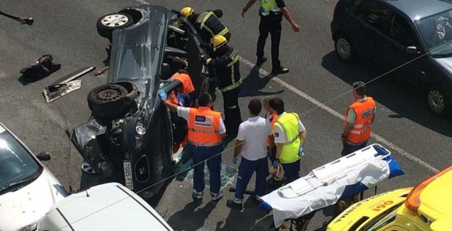 Un aparatoso accidente en Fene se salda con un herido 
e importantes retenciones