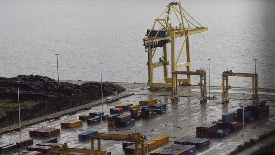 La terminal de contenedores del puerto exterior triplica su actividad en un año