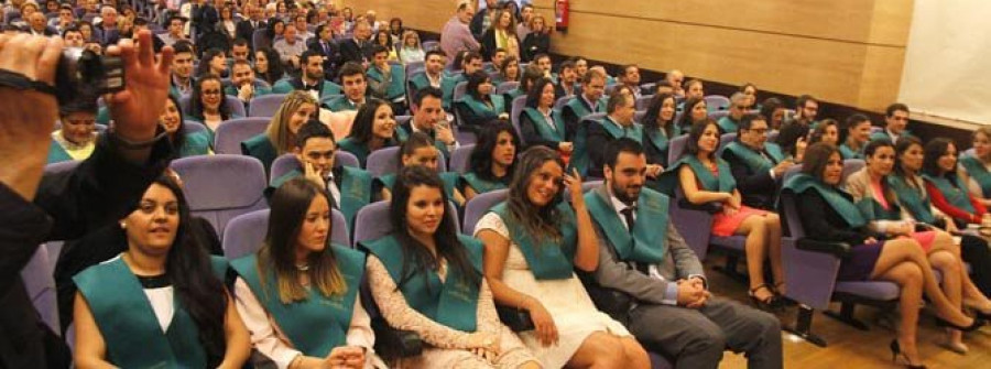 Acto de graduación para más de un centenar de alumnos de la Facultade de Ciencias do Traballo