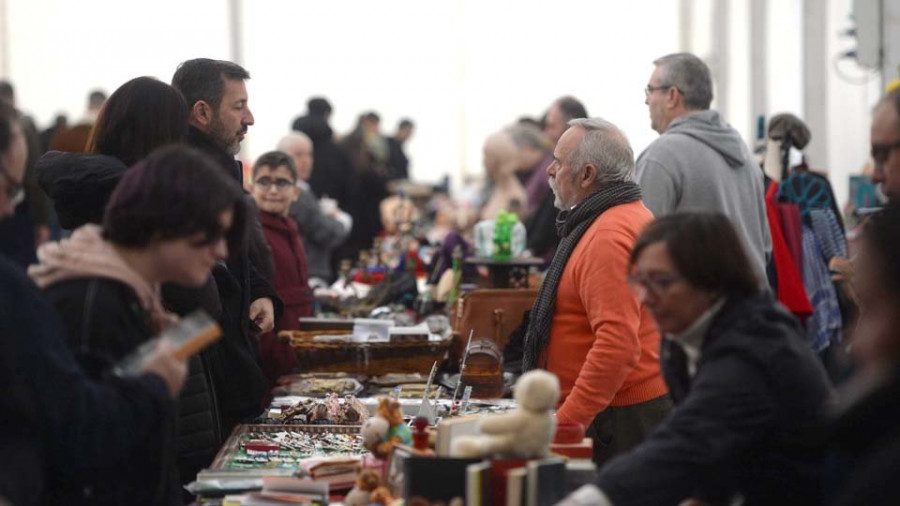 La plaza de Galicia acogió la celebración del Mercado de Segunda Man de Narón