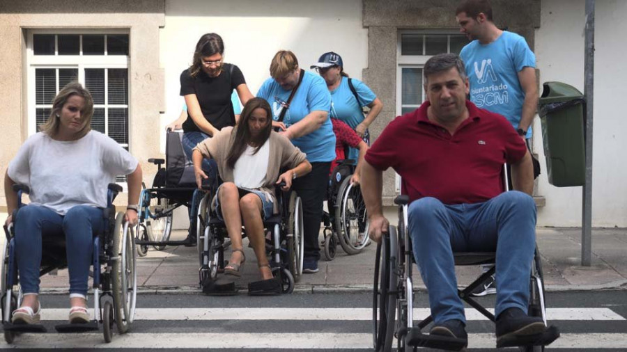 Neda pone a prueba su planificación urbanística sobre una silla de ruedas