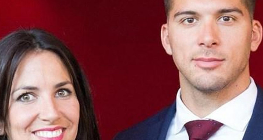 Cristian Toro, premiado ante la atenta mirada de su novia, Irene