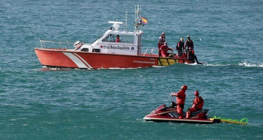 Muere arrebatado por una ola en el Orzán un menor que no sabía nadar