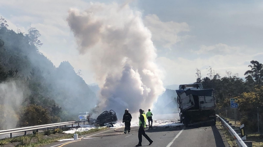 Fallece en Barreiros el conductor de un camión cargado con combustible que explotó al chocar contra otro