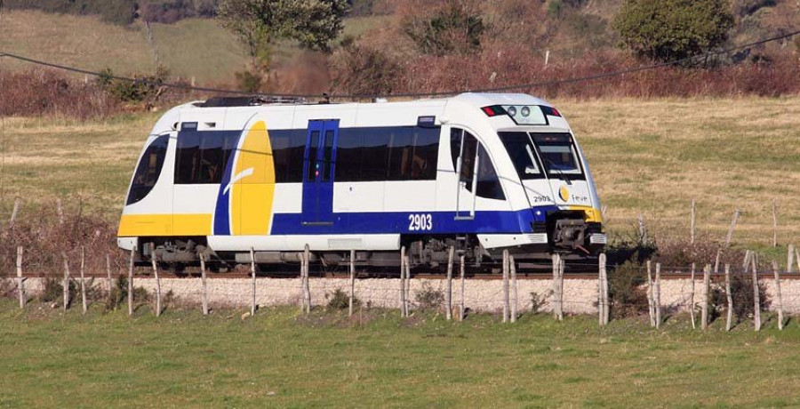 Usuarios del tren Ferrol-Ribadeo critican el uso de los convoyes más pequeños en verano
