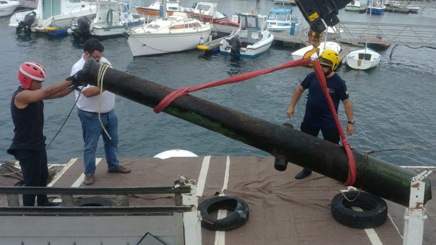 Buceadores de la Armada rescatan restos de un buque del siglo XVI en Camariñas