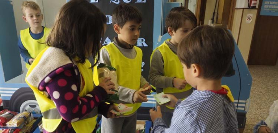 Alumnos de O Feal ofrecen alimentos a cambio de deseos