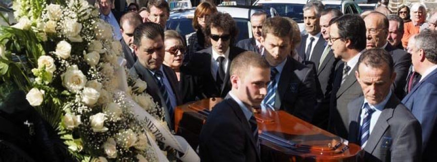 Centenares de personas arropan a la familia de Cacharro Pardo durante su entierro en Lugo