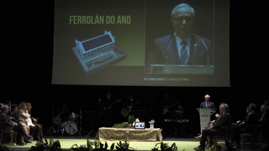 Ferrol rinde homenaje al Racing y otorga las insignias de oro de la ciudad