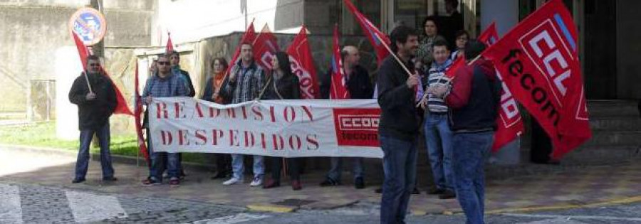 Protesta por los despidos en Maderas del Noroeste a las puertas del juzgado