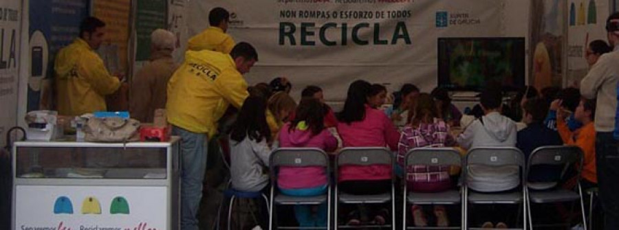 Dos alumnos de Aspanaes enseñan a reciclar y analizan este proceso en un trabajo