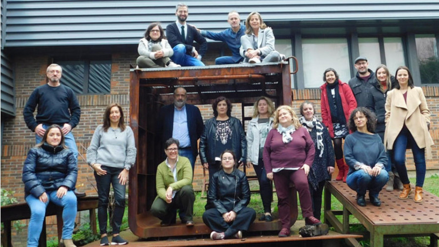 Desempleados de Ferrol comparten sus experiencias en Santiago