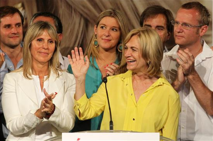 Entre lágrimas Evelyn Matthei reconoce el triunfo de Michelle Bachelet