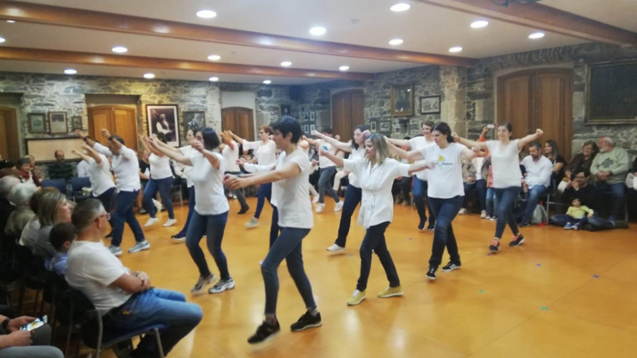 Baile e música tradicional para todas as idades e niveis nas escolas do Toxos