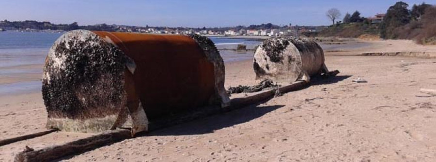 El temporal dejó en playas de Ares dos grandes moles procedentes de bateas