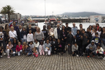 Paseo por la ría de los niños del programa “Vacacións en paz”