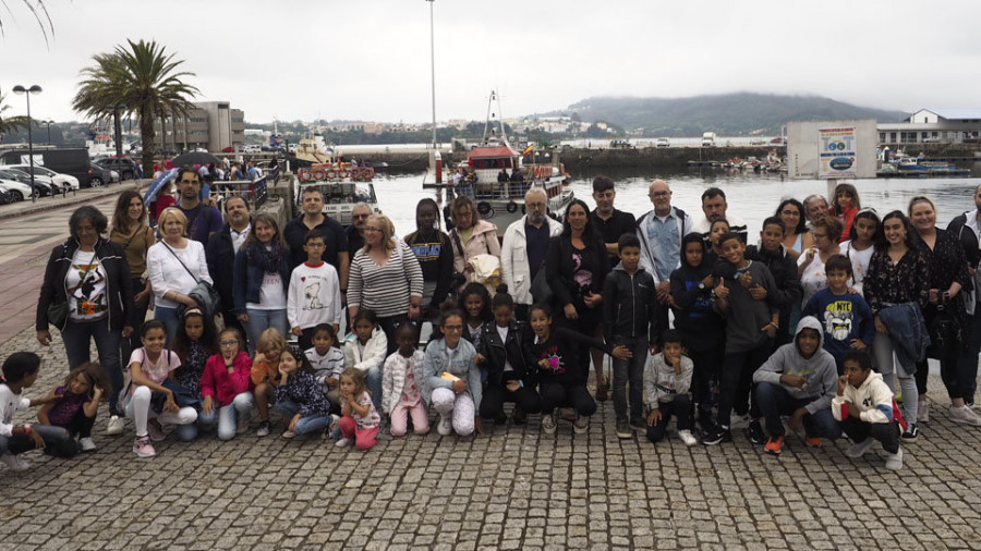 Paseo por la ría de los niños del programa “Vacacións en paz”