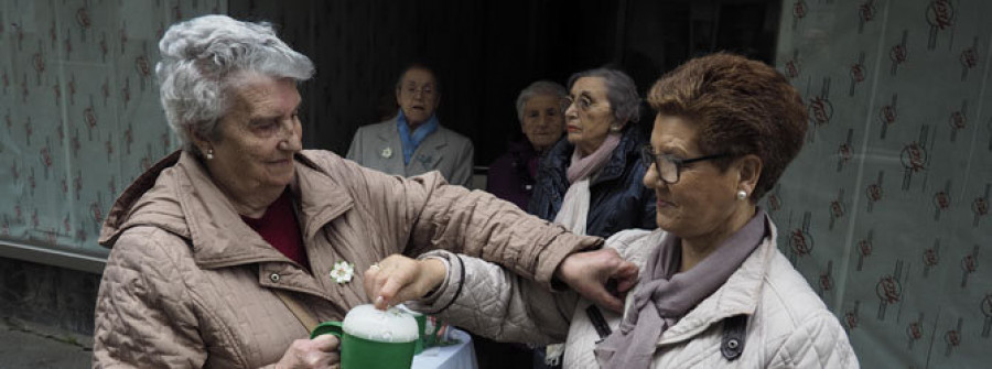 Voluntarios de la asociación contra el cáncer salen a la  calle en su cuestación anual