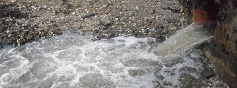 Un vertido de aguas fecales en Barallobre obliga a cerrar al baño la playa urbana de Caranza