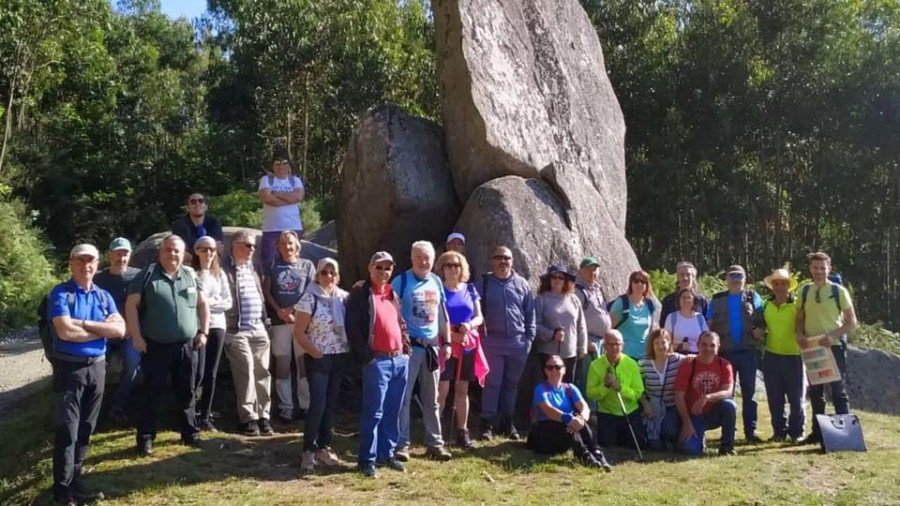 La ruta geológica por el entorno de Pena Molexa reunió ayer a cerca de una treintena de participantes