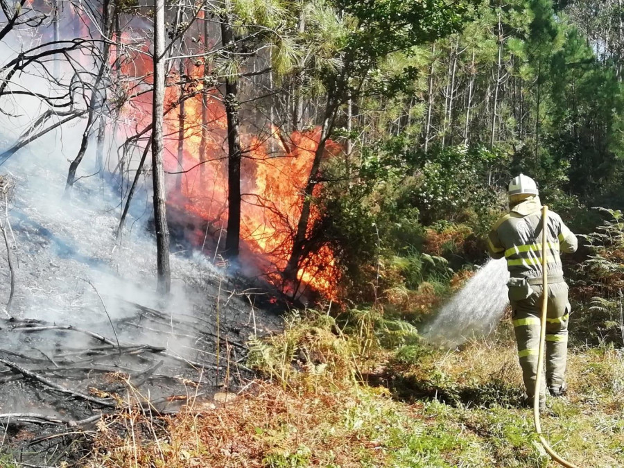 Dieciséis incendios forestales en Galicia y uno con 465 hectáreas devastadas