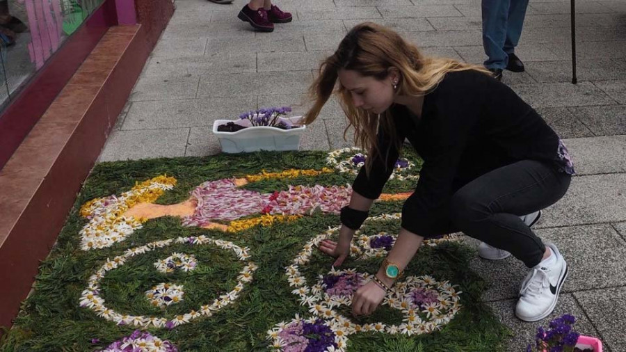 Decoración floral, música y propuestas infantiles en la Festa dos Maios de Catabois