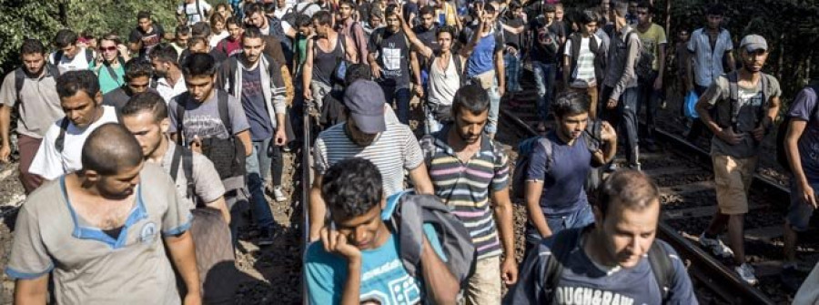 Centenares de refugiados se van  de Budapest a pie camino de Austria