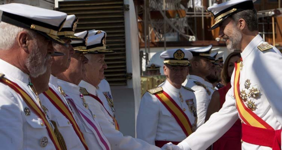 Felipe VI entrega en Marín los despachos a los 196 nuevos oficiales de la Armada