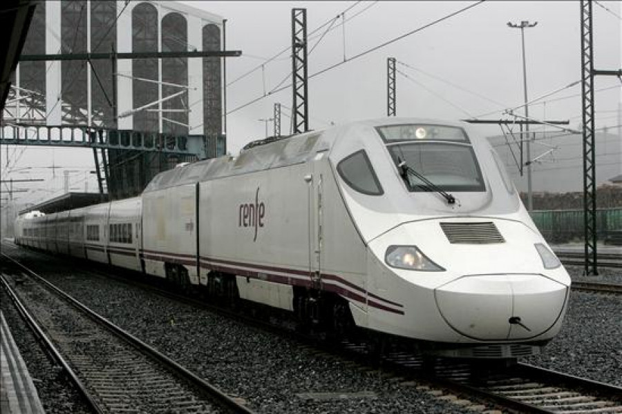 Un tren Alvia Madrid-A Coruña llega con una hora de retraso tras la avería en un freno