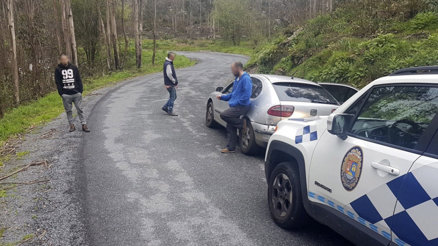 Interceptan cinco kilos de almeja japonesa a tres furtivos en Dodro