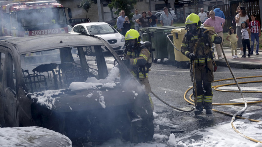 Arden tres coches tras propagarse un incendio en un contenedor