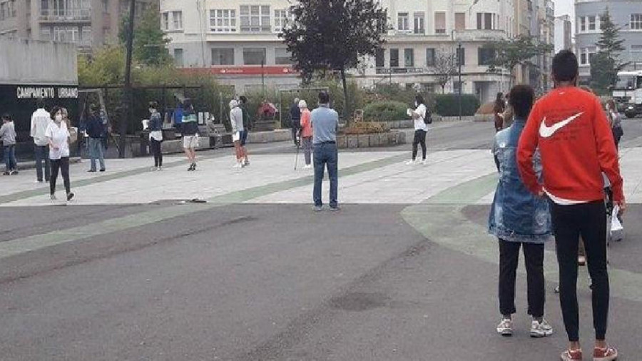 Las medidas restrictivas ocasionan largas colas en la calle para acceder al centro de salud