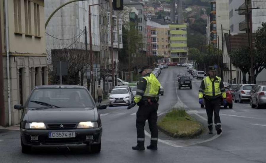 Dos detenidos en Narón tras amenazar a los agentes que los descubrieron saltándose el confinamiento