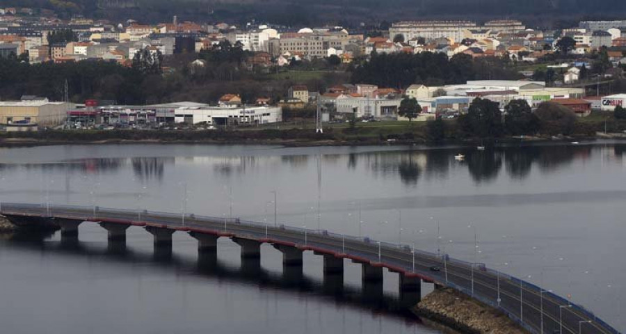 El puente de As Pías acumula basura sin que nadie se encargue de retirarla