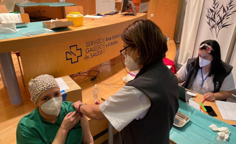 Sanidade pone la segunda dosis a los sanitarios en Galicia, que cuenta con 31.000 inmunizados