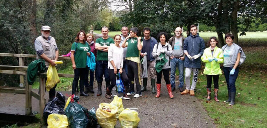 Más de 300 kilos de residuos recogidos en la jornada de limpieza “Móllate polos ríos”