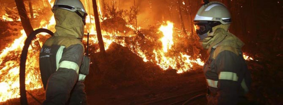Un fuego iniciado en San Amaro con tres focos simultáneos obliga a decretar el nivel 1 de alarma