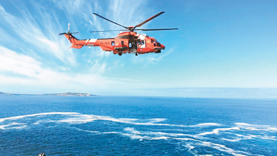 Rescatan a dos jóvenes pescadores tras caer al mar en la costa de Muxía