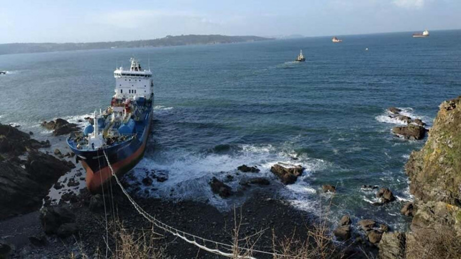 Una nueva alerta naranja amenaza el trasvase de combustible del “Blue Star”