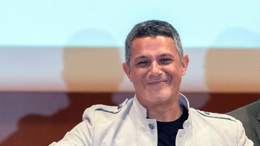 Alejandro Sanz recibe el título que le nombra Hijo Adoptivo de Cádiz