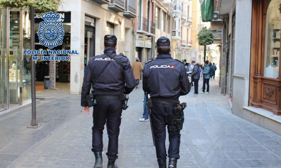 Detenidos dos jóvenes de 14 y 15 años por intentar abusar de una joven de 13 años en el baño del colegio