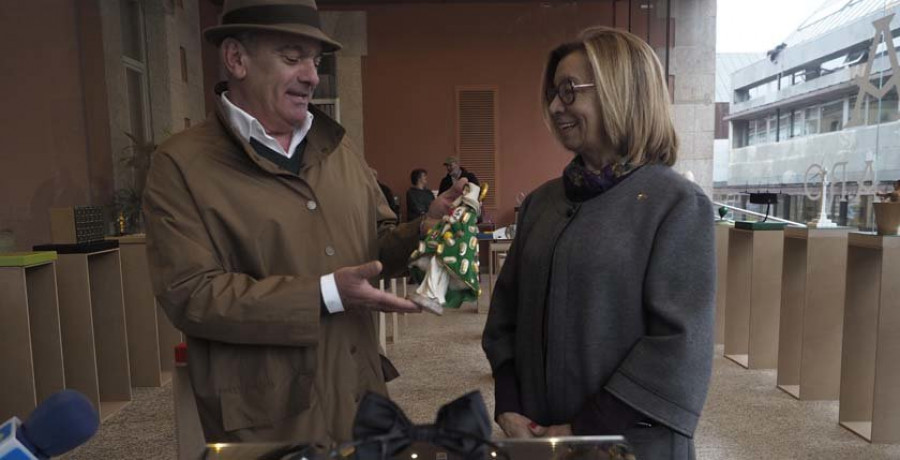 El escultor y profesor de la UDC Alberto Oro expone parte de su obra en el campus de Ferrol