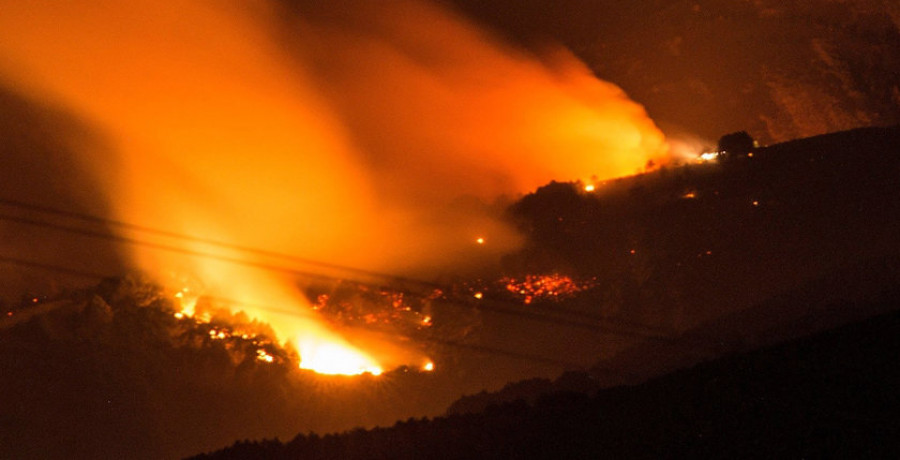 Ecologistas detectan “hasta doce focos” en el nuevo incendio que calcina el monte de  O Invernadoiro