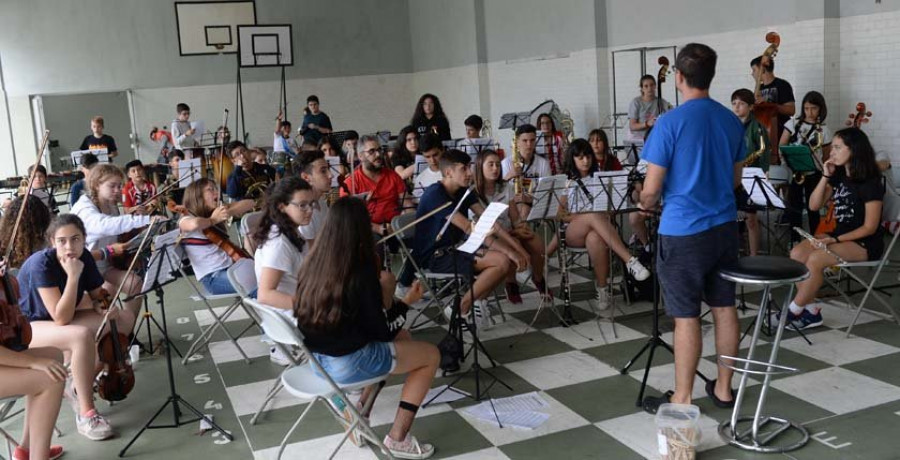 La música, nexo de unión para los 60 participantes del campamento de Pontedeume